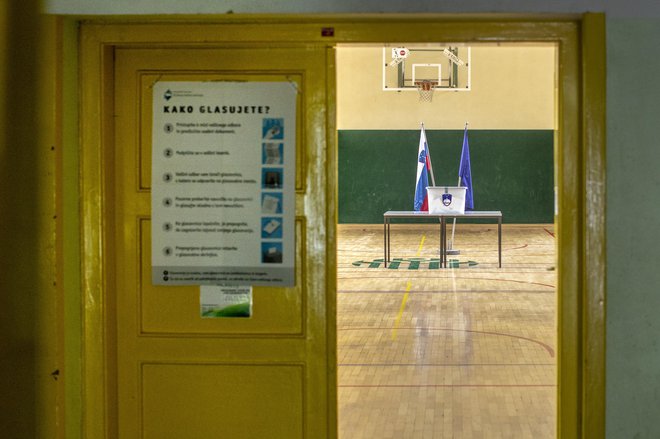 Podaljševanje časa odprtja volišč bi namreč pomenilo tudi kasnejši začetek štetja glasov in posledično kasnejšo razglasitev rezultatov. Za takšen predlog pa ni potrebe po spremembi zakonodaje, so še zapisali na DVK. FOTO: Voranc Vogel/Delo
