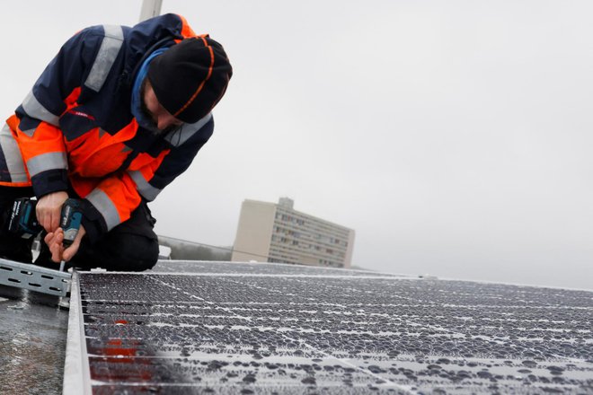 V Nemčiji naj bi uzakonili tudi obvezno namestitev solarnih panelov na strehe. FOTO: Michele Tantussi/REUTERS
