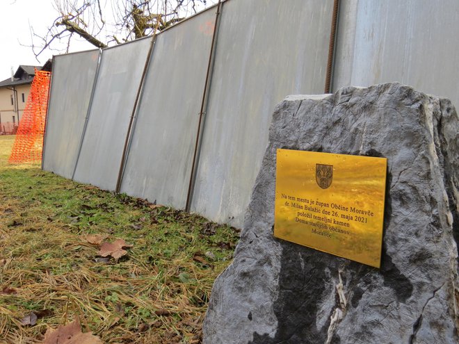 Zemljišče za gradnjo doma starejših občanov so ogradili, temeljni kamen še stoji, gradbenih strojev pa ni od nikoder. FOTO:&nbsp;Bojan Rajšek/Delo
