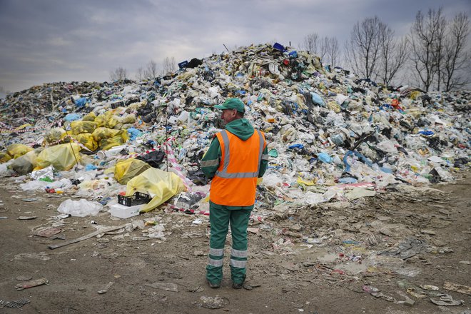 Zakaj se vsi pogovarjajo le o največ vrednih odpadkih, ne pa o vseh drugih, se sprašuje Sebastijan Zupanc z zbornice komunalnega gospodarstva na GZS. FOTO: Jože Suhadolnik/Delo
