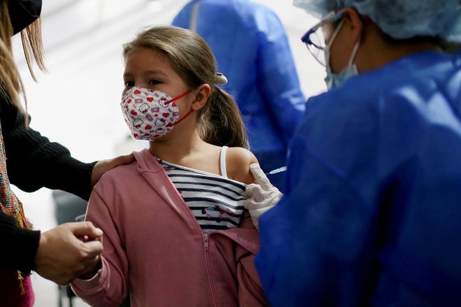 Odmerek cepiva za tako majhne otroke je le desetino tistega, ki ga dobivajo odrasli. FOTO: Luisa Gonzalez/Reuters

