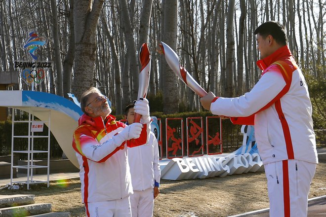 Med nosilci olimpijske plamenice sta bila grški veleposlanik na kitajskem Georgios Iliopoulos in predsednik Košarkarske zveze Kitajske ter ambasador zimskih športov Yao Ming. FOTO: Yew Lun Tian/Reuters
