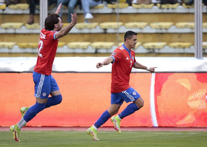 Veteran Alexis Sanchez je z dvema goloma v La Pazu ohranil čilensko upanje o uvrstitvi na svetovno prvenstvo v nogometu. FOTO: Manuel Claure/Reuters
