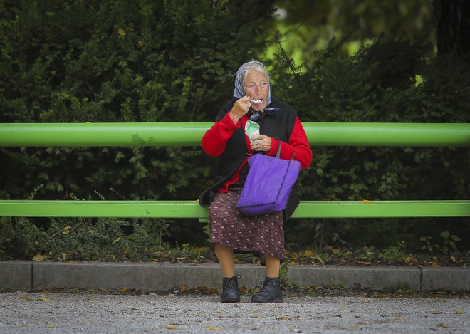 Informacija, kako jogurt hraniti pred odprtjem in po njem, je nedvomno nujna in koristna za potrošnika. FOTO: Jože Suhadolnik/Delo
