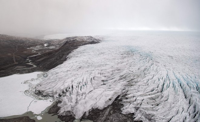 Grenladnska ledena ploskev je v 20 letih izgubila 4700 milijard ton ledu. FOTO: Saul Loeb/AFP
