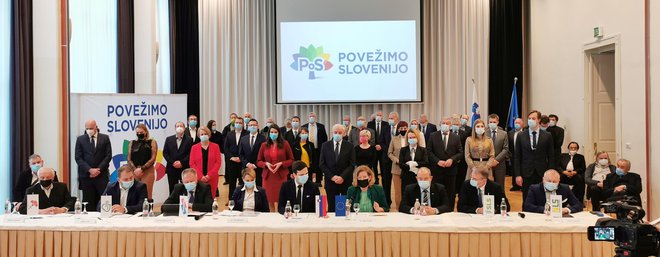 Stranke SLS, Konkretno, Zeleni Slovenije, NLS in Novi socialdemokrati danes podpisujejo sporazum o skupnem nastopu na državnozborskih volitvah pod imenom&nbsp;Povežimo&nbsp;Slovenijo. FOTO: Jože Suhadolnik/Delo
