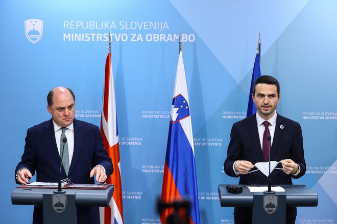 Slovenski minister za obrambo Matej Tonin in njegov britanski kolega Ben Wallace med današnjo novinarsko konferenco FOTO: Borut Zivulovic/Reuters
