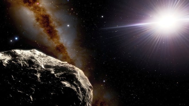 Asteroid so odkrili leta 2020 s teleskopom Pan-STARRS1. Poimenovali so ga 2020 XL5. Z dodatnim opazovanjem so potrdili, da gre za trojanski asteroid Zemlje. To je šele drugi odkriti Zemljin trojanec. Leži v točki L4. Na ilustraciji asteroida je Sonce na desni, dve večji svetleči se piki nad asteroidom sta Zemlja (modrikasta) in Luna. FOTO: NOIRLab/NSF/AURA/J. da Silva/Spa
