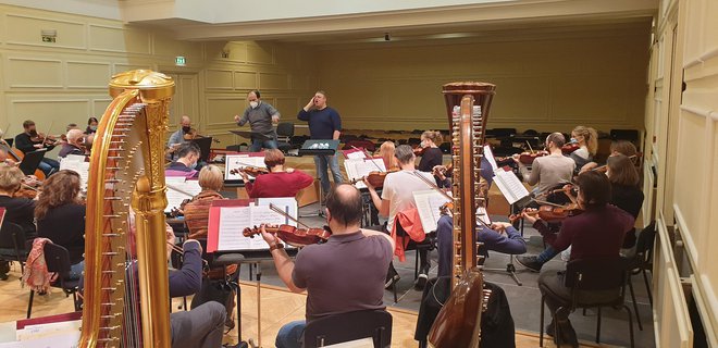 Slavni tenorist na vaji v spremstvu rezidenčnega orkestra Festivala Ljubljana 2022, Orkestra Slovenske filharmonije, pod vodstvom Gianluce Marcianòja. FOTO: Arhiv Festivala
