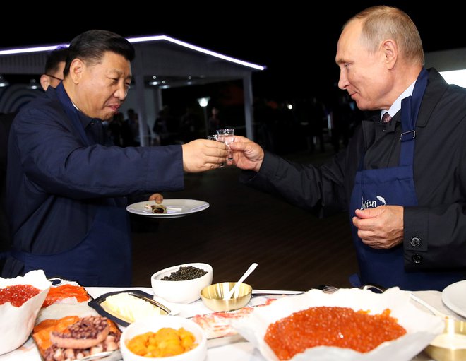 Xi Jinping in Vladimir Putin ponavljata, da so odnosi med njunima državama trdnejši kot kdaj prej. FOTO: Sergei Bobylev/Reuters
