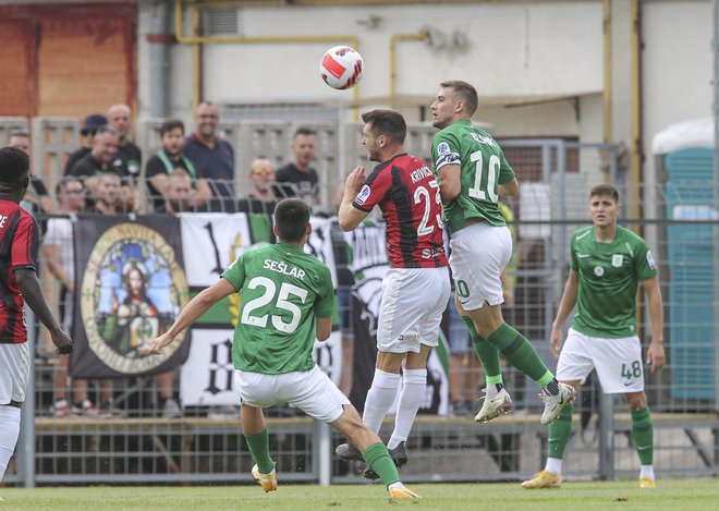 V Sežani je vsem tekmecem zelo težko in pri Taboru si bodo pod močno prizadevali, da jim bo spomladi še težje. FOTO: Jože Suhadolnik/Delo
