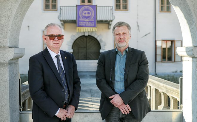 Danilo Zavrtanik (levo) in Boštjan Golob sta priznana fizika, delujoča v več mednarodnih znanstvenih kolaboracijah. FOTO: Blaž Samec/Delo
