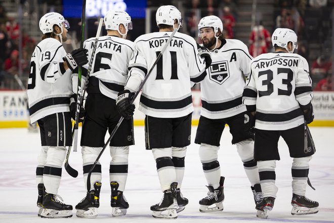 Anže Kopitar in drugi hokejisti Los Angeles Kings so po uspehu v Pittsburghu tudi v Detroitu dosegli prestižno zmago. FOTO: Raj Mehta/Usa Today Sports
