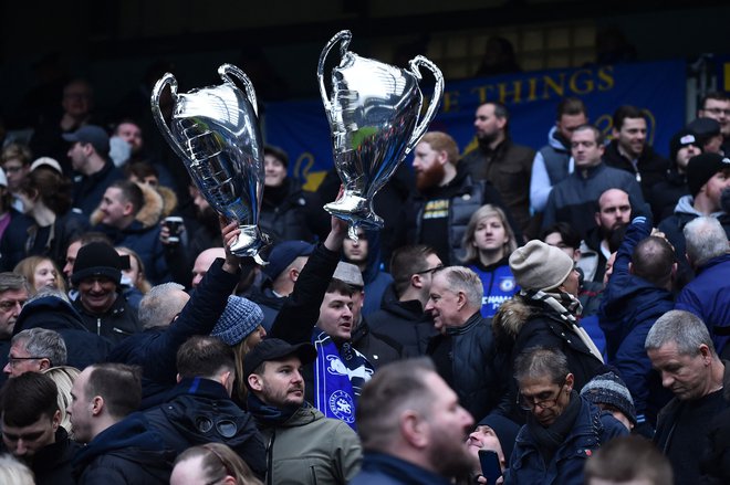 Navijači Chelseaja z napihljivimi pokali lige prvakov, ki jo je njihov klub osvojil v lanskem finalu v Portu proti Manchester Cityju. FOTO: Peter Powell/Reuters
