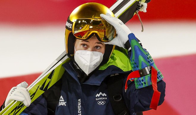 Urši Bogataj je bila olimpijska skakalnica po prvem treningu zelo všeč. FOTO: Matej Družnik/Delo
