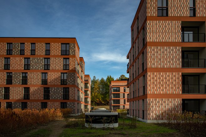 Kljub temu, da so sosesko Novo Brdo odprli oktobra lani, pa ta še vedno nima stanovalcev. FOTO:&nbsp;Voranc Vogel/Delo
