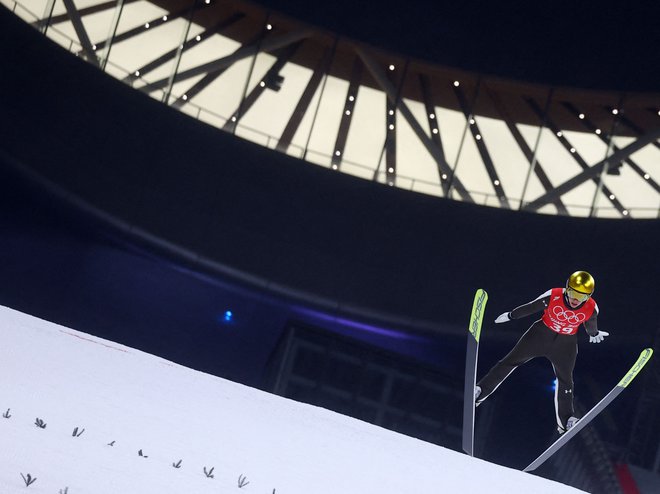 Skok Urše Bogataj na preizkusu skakalnice. FOTO:&nbsp;Kai Pfaffenbach/Reuters
