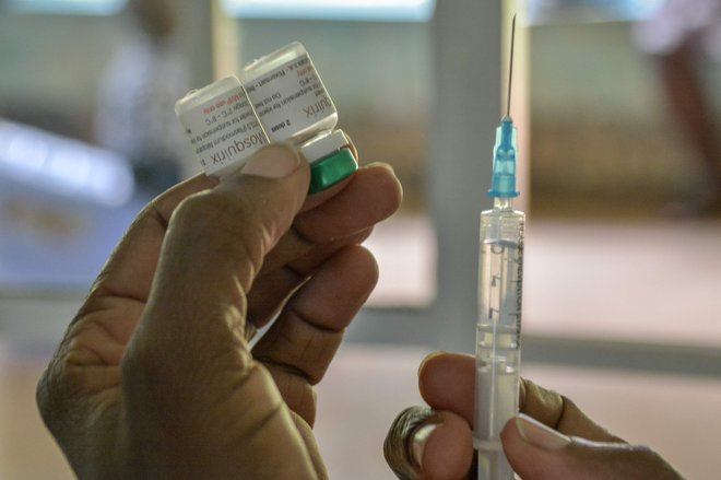 Vprašanje o obveznem cepljenju je pravzaprav vprašanje o izrednosti zdravstvenih razmer. FOTO: Brian Ongoro/AFP
