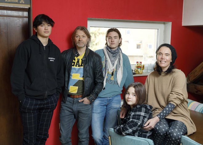 Guštinovi (od desne proti levi) Chantal, Maja, Kris, Miha in Maks so se med lockdowni veselo kotalili po hiši in bilo jim je prav lepo. FOTO: Jože Suhadolnik/Delo
