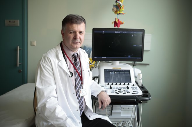 Doc. dr. Samo Vesel je malim srcem oziroma svoji subspecialnosti predan 27 let (fotografija je nastala v času njegovega dela na ljubljanski pediatrični kliniki). FOTO: Uroš Hočevar/Delo
