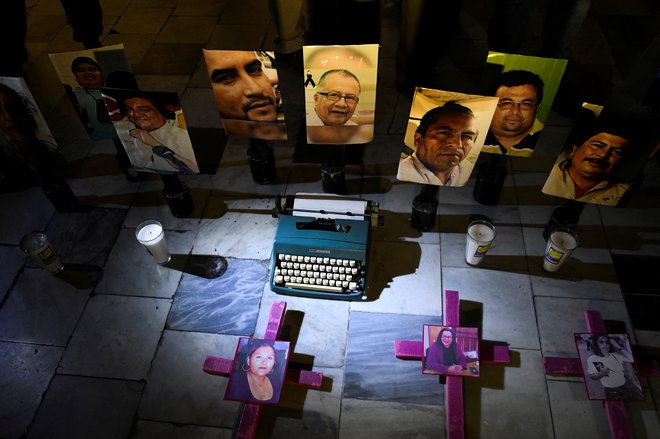 Protest novinarskih kolegov v spomin na Lourdes Maldonado López in Margarita Martíneza, ki so ju ubili pred dnevi. Foto Yahir Ceballos/Reuters
