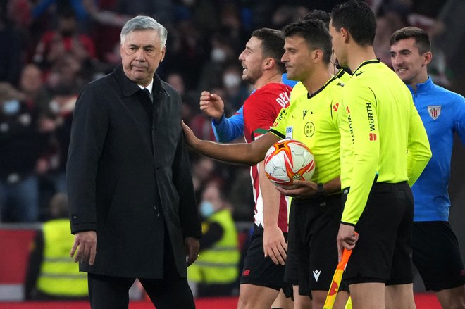 Carlo Ancelotti se je po zadnjem sodnikovem žvižgu v Bilbau zadržal pri sodnikih. FOTO: Cesar Manso/AFP
