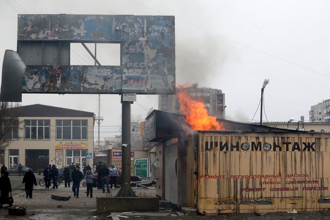 V primeru vojaškega spopada analitiki menijo, da bi se cene nafte na svetovnih trgih lahko zvišale vse do 150 ameriških dolarjev za sodček. FOTO:&nbsp;AFP/Stringer
