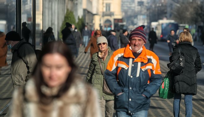 Delež tistih, ki mislijo, da se bo običajno življenje spremenilo na slabše, se je prvič v zgodovini covidnih merjenj Mediane (od oktobra 2020) zmanjšal na manj kot 50 odstotkov, in sicer je takšnega mnenja &raquo;le&laquo; še 46 odstotkov vprašanih.&nbsp; FOTO:&nbsp;Blaž Samec/Delo
