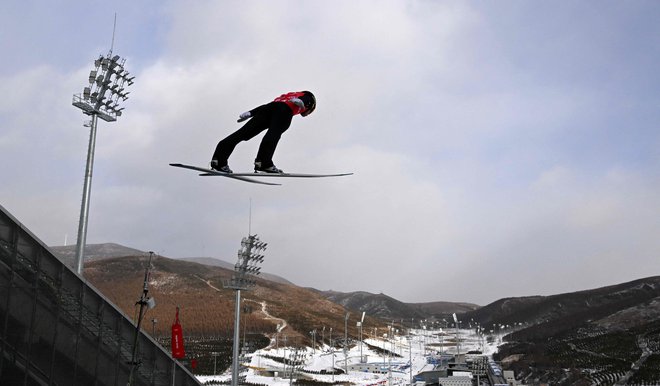 Anže Lanišek upa, da ga bo na tekmi na srednji skakalnici daleč odneslo. FOTO: Christof Stache/AFP
