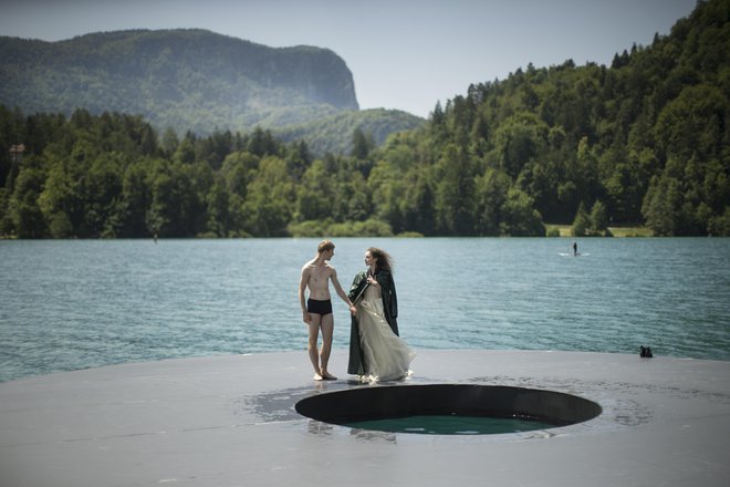 Predstava Povodni mož koreografa Edwarda Cluga je potekala na improviziranem splavu pred Blejskim otokom. FOTO: Jure Eržen
