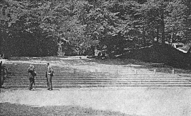 Gledališče je Plečnik uredil v istem obdobju kot park ob železnici v Tivoliju, na odru je bil nasut bel pesek, robniki pa so bili ali iz kamna ali iz betona. Čas nastanka fotografije ni znan. FOTO: Plečnikova zbirka
