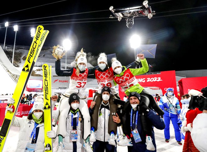 Veselje v taboru slovenskih skakalk. FOTO: Matej Družnik
