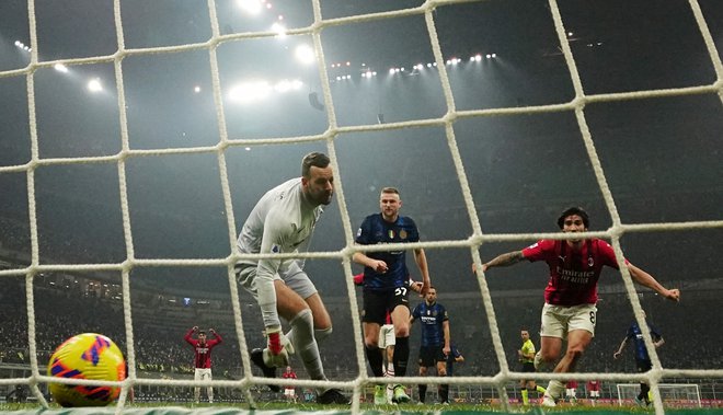 Interjev vratar Samir Handanović je moral dvakrat po žogo v svojo mrežo, v mestnem derbiju je slavil AC Milan. FOTO: Daniele Mascolo/Reuters
