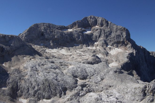 Triglavski ledenik nima več vseh ledeniških značilnosti, kot so ledeniške razpoke in premikanje, zato lahko o ledeniku govorimo le še zaradi njegove preteklosti. FOTO: Miha Pavšek
