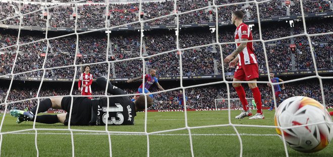 Kot zadnji je Jana Oblaka premagal Dani Alves. FOTO: Albert Gea/Reuters
