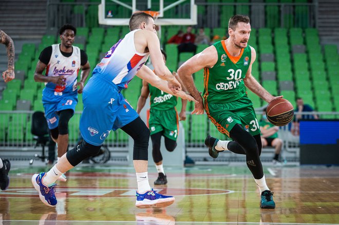 Zoran Dragić (z žogo) se počuti vse bolj domače v Stožicah. FOTO: ABA
