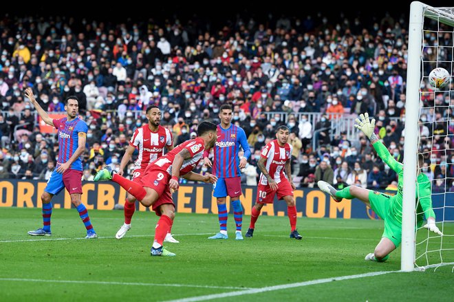 Luis Suarez je takole matiral Jana Oblaka. FOTO: Josep Lago/AFP
