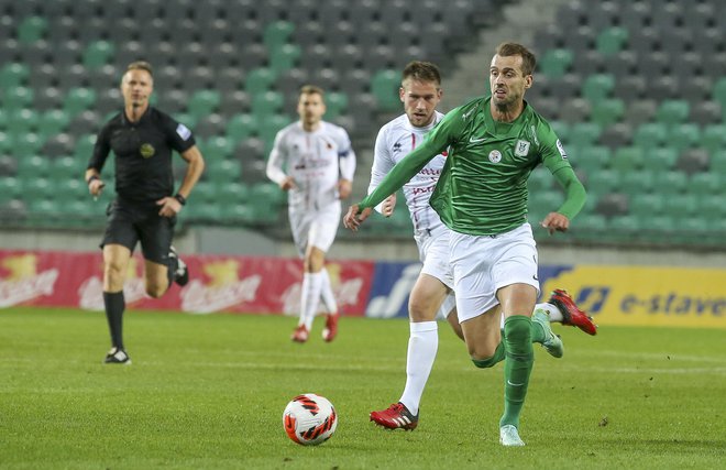 Olimpija in njen prvi strelec Mustafa Nukića gresta v drugi del sezone z dvema tekmama manj in odločnim bojem za orvaka. FOTO: Jože Suhadolnik/Delo
