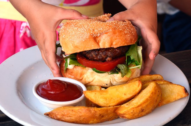 V Sloveniji so še vedno priljubljeno naročilo burgerji s krompirčkom. FOTO: Shutterstock
