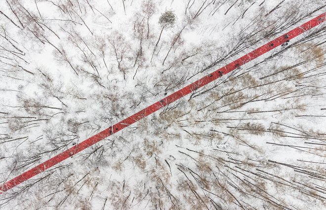 Ljudje se sprehajajo ob umetniški instalaciji ruskega umetnika Gregoryja Orehova, z naslovom &raquo;Nowhere&laquo; v parku Malevich, v bližini Moskve. Foto: Maxim Shemetov/Reuters

&nbsp;
