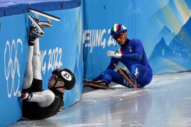 Padec Američana Ryana Pivirotta in Italijana Pietra Sighela na tekmi v hitrostnem drsanju na 1000 metrov, na olimpijskih igrah v Pekingu. Foto: Manan Vatsyayana/Afp

&nbsp;
