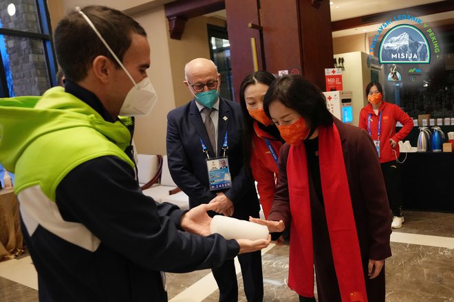 Yang Ning, podpredsednica kitajskega olimpijskega komiteja, ob ogledu Tolija, koščka Triglavskega ledenika. FOTO: Aleš Fevžer
