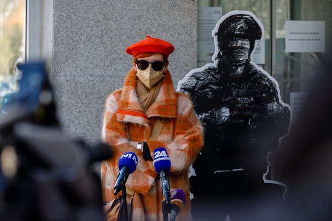 V knjigi so dokumentirane protestne umetniške akcije zadnjih dveh let. FOTO: Črt Piksi/Delo
