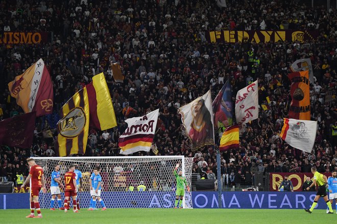 Olimpijski štadion v Rimu, na katerem domujeta Roma in Lazio, je gostil prvo tekmo eura 2022. FOTO: Alberto Lingria/Reuters
