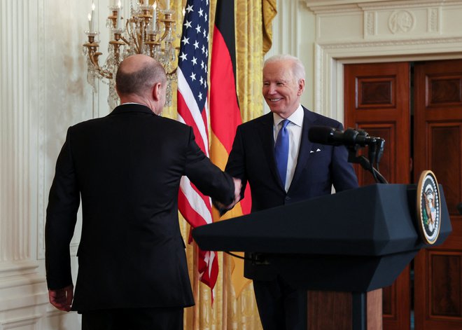 Ameriški predsednik Joe Biden med rokovanjem z nemšikim kanclerjem Olafom Scholzem.&nbsp;&nbsp;Foto Leah Millis Reuters
