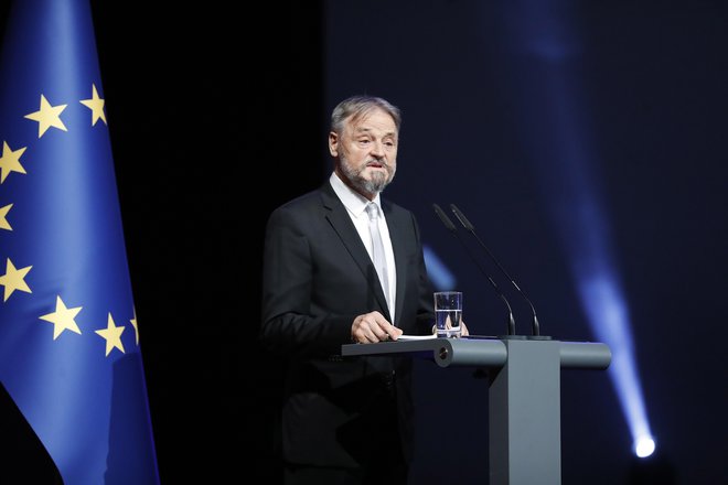 Jožef Muhovič je v slavnostnem govoru pozval k praznovanju uspehov letošnjih nagrajencev in veselju ter hvaležnosti nad trdoživo in častitljivo slovensko kulturo. FOTO: Leon Vidic
