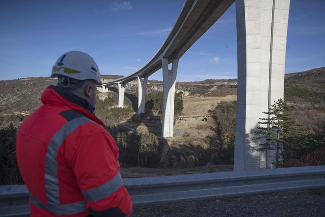 Trasa, kjer bo potekal viadukt drugega tira Gabrovica pod cestnim viaduktom Črni Kal Foto Leon Vidic
