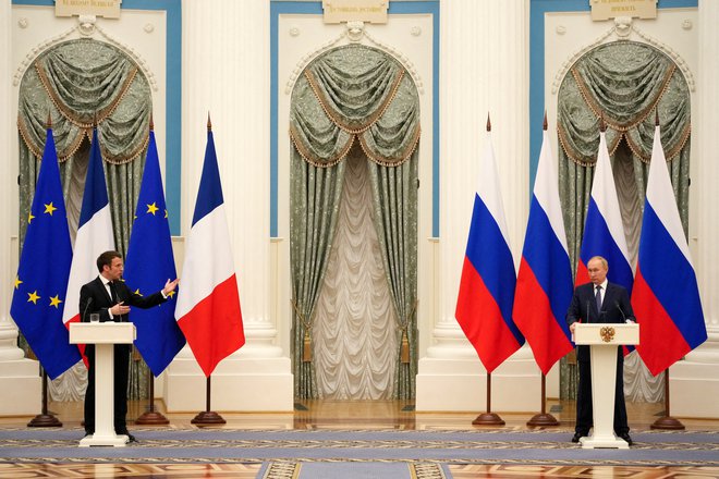 Vladimir Putin in Emmanuel Macron sta se na pogovorih zadržala kar pet ur. FOTO: Thibault Camus/Reuters
