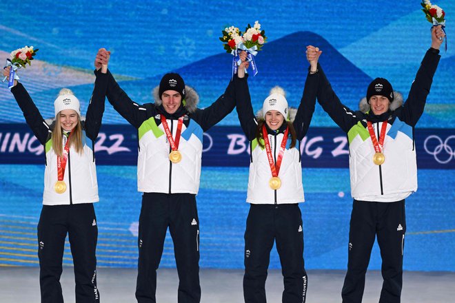 Nika Križnar, Timi Zajc, Urša Bogataj and Peter Prevc so dobili zlata odličja za zmago na ekipni mešani tekmi. FOTO: Jewel Samad/AFP
