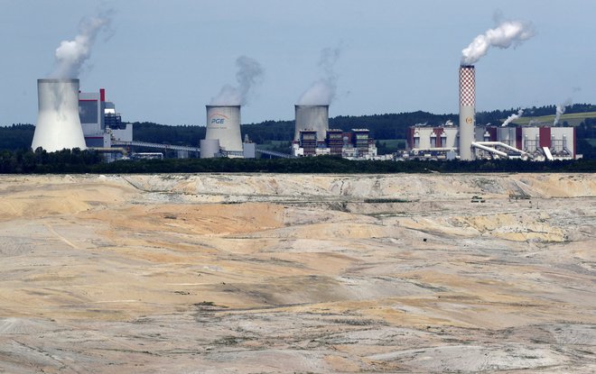 Sodišče EU je septembra lani Poljski naložilo plačilo 500.000 evrov kazni na dan, dokler ne bo spoštovala začasne odredbe, da mora zapreti površinski rudnik lignita Turow. FOTO: David W Cerny/Reuters
